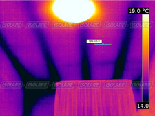 ﻿Particolare ingrandito della termografia rivolta alla parte alta della stanza dove si evidenziano prima dell'intervento i punti freddi dei travi del solaio non coibentato.