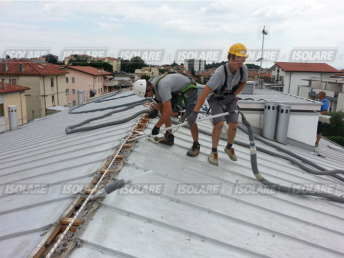 ﻿Riempimento della ventilazione in questo tetto in lamiera per ridurre il rumore della pioggia e migliorare la coibentazione estiva contro la calura estiva in provincia di ROVIGO